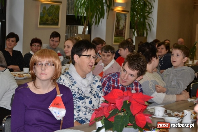 Zdjęcie w galerii na portalu naszraciborz.pl: Święty Mikołaj z workiem pełnym prezentów wiadomości z regionu