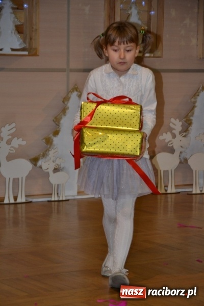 Zdjęcie w galerii na portalu naszraciborz.pl: Święty Mikołaj z workiem pełnym prezentów wiadomości z regionu