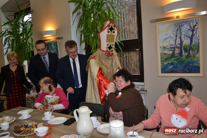 Zdjęcie w galerii na portalu naszraciborz.pl: Święty Mikołaj z workiem pełnym prezentów wiadomości z regionu