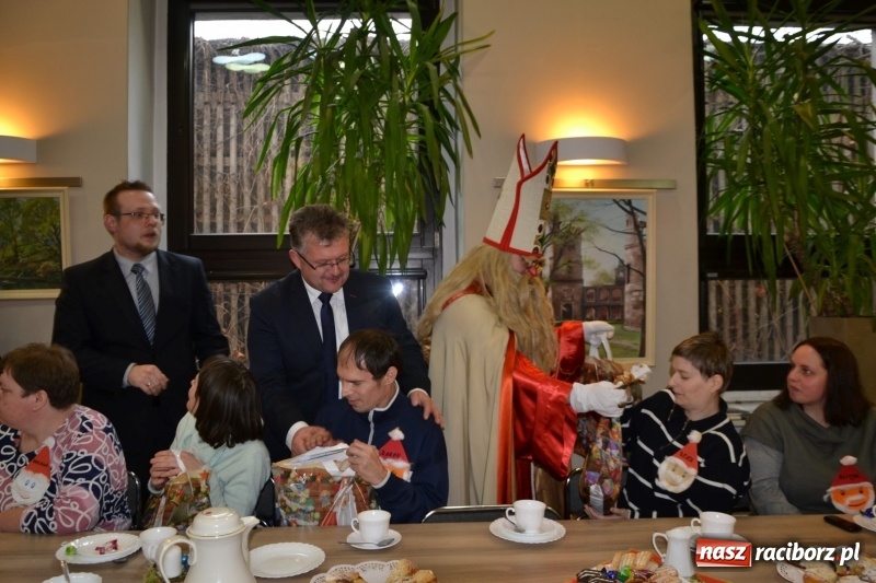 Zdjęcie w galerii na portalu naszraciborz.pl: Święty Mikołaj z workiem pełnym prezentów wiadomości z regionu