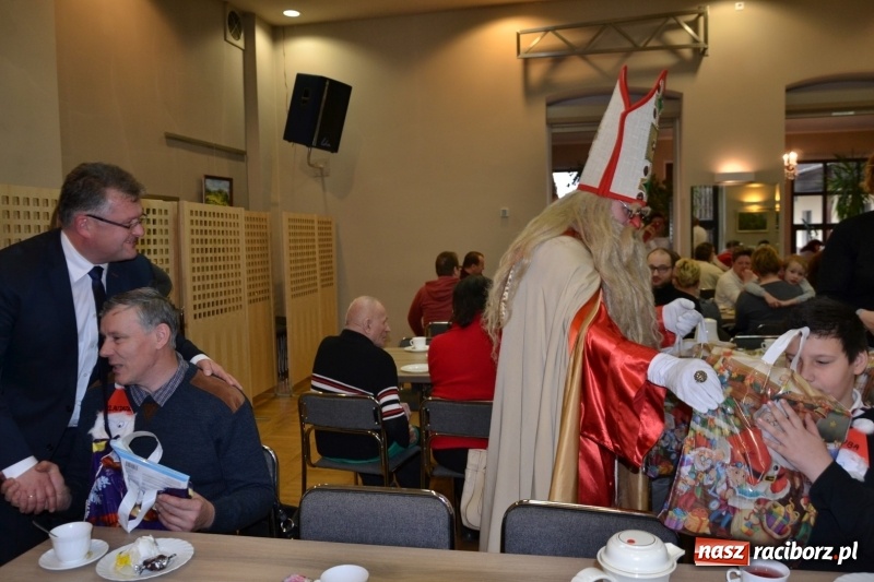Zdjęcie w galerii na portalu naszraciborz.pl: Święty Mikołaj z workiem pełnym prezentów wiadomości z regionu
