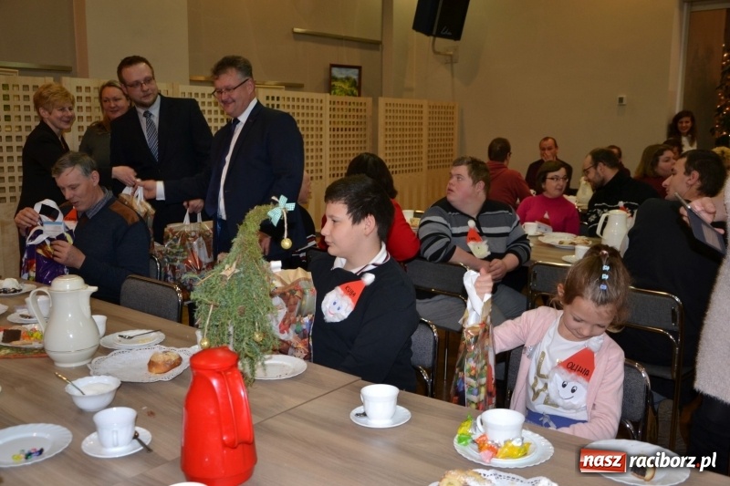 Zdjęcie w galerii na portalu naszraciborz.pl: Święty Mikołaj z workiem pełnym prezentów wiadomości z regionu