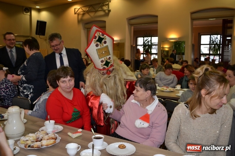 Zdjęcie w galerii na portalu naszraciborz.pl: Święty Mikołaj z workiem pełnym prezentów wiadomości z regionu