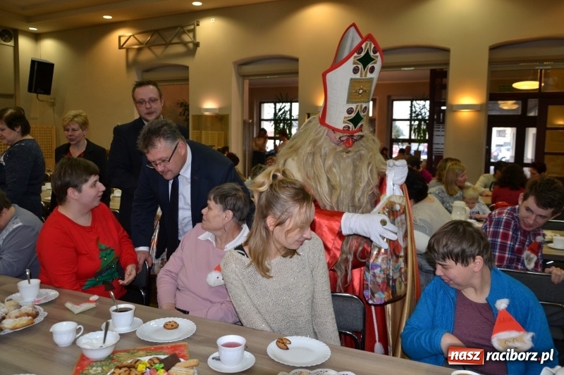 Zdjęcie w galerii na portalu naszraciborz.pl: Święty Mikołaj z workiem pełnym prezentów wiadomości z regionu