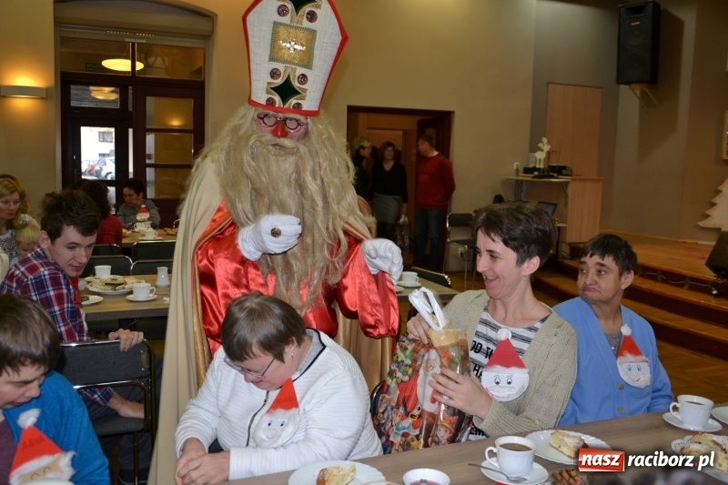 Zdjęcie w galerii na portalu naszraciborz.pl: Święty Mikołaj z workiem pełnym prezentów wiadomości z regionu