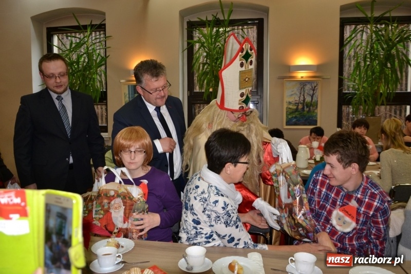 Zdjęcie w galerii na portalu naszraciborz.pl: Święty Mikołaj z workiem pełnym prezentów wiadomości z regionu