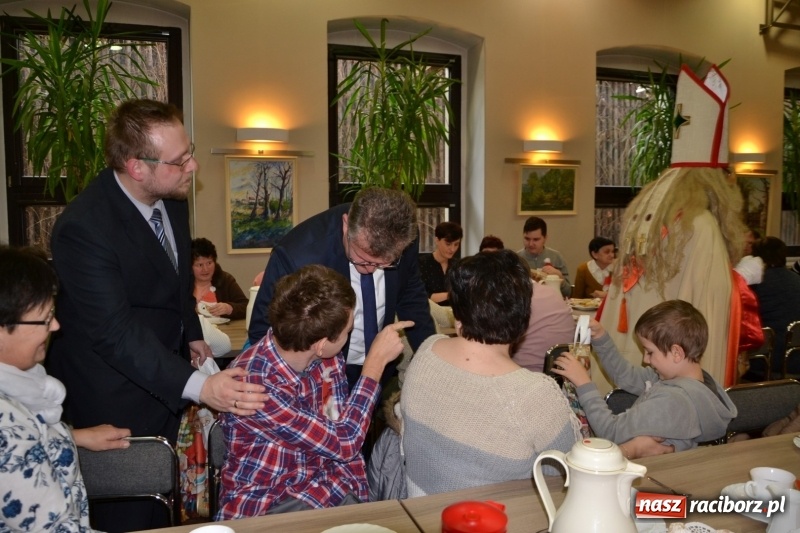 Zdjęcie w galerii na portalu naszraciborz.pl: Święty Mikołaj z workiem pełnym prezentów wiadomości z regionu