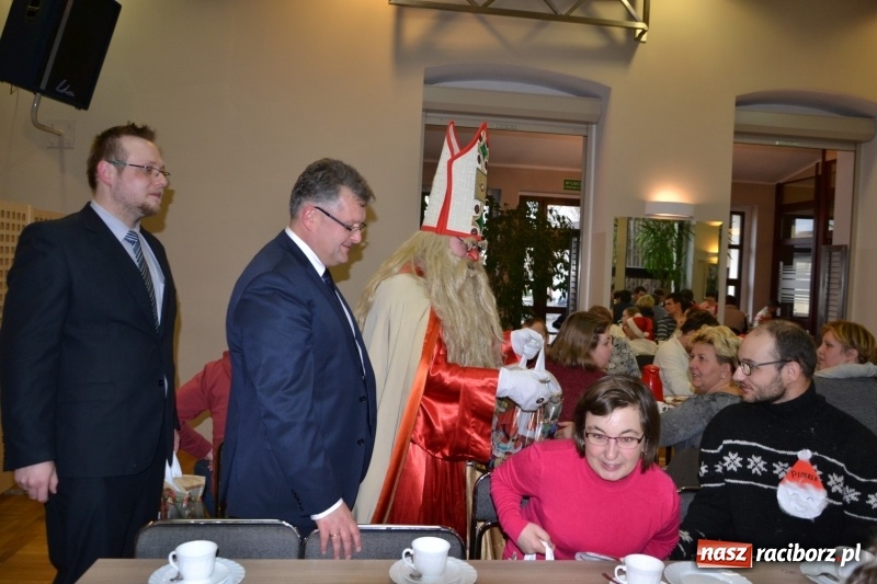 Zdjęcie w galerii na portalu naszraciborz.pl: Święty Mikołaj z workiem pełnym prezentów wiadomości z regionu