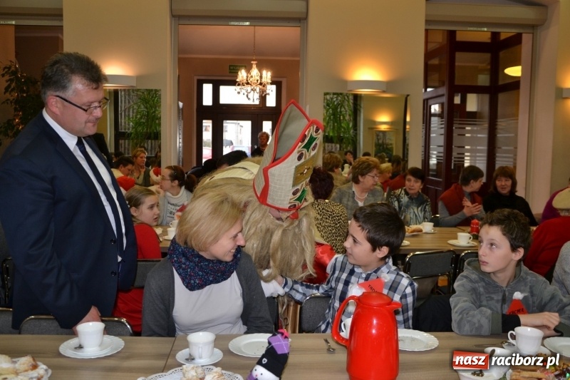 Zdjęcie w galerii na portalu naszraciborz.pl: Święty Mikołaj z workiem pełnym prezentów wiadomości z regionu