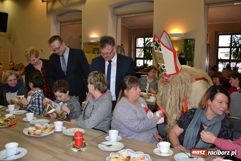 Zdjęcie w galerii na portalu naszraciborz.pl: Święty Mikołaj z workiem pełnym prezentów wiadomości z regionu