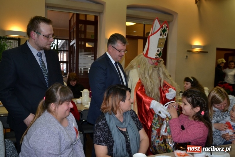 Zdjęcie w galerii na portalu naszraciborz.pl: Święty Mikołaj z workiem pełnym prezentów wiadomości z regionu