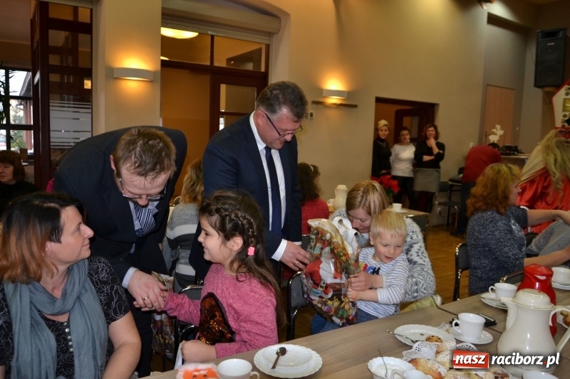 Zdjęcie w galerii na portalu naszraciborz.pl: Święty Mikołaj z workiem pełnym prezentów wiadomości z regionu