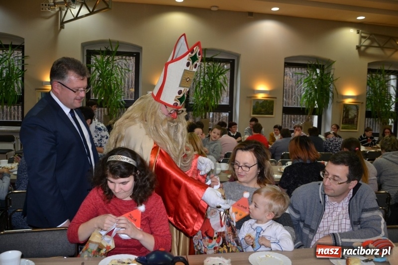Zdjęcie w galerii na portalu naszraciborz.pl: Święty Mikołaj z workiem pełnym prezentów wiadomości z regionu