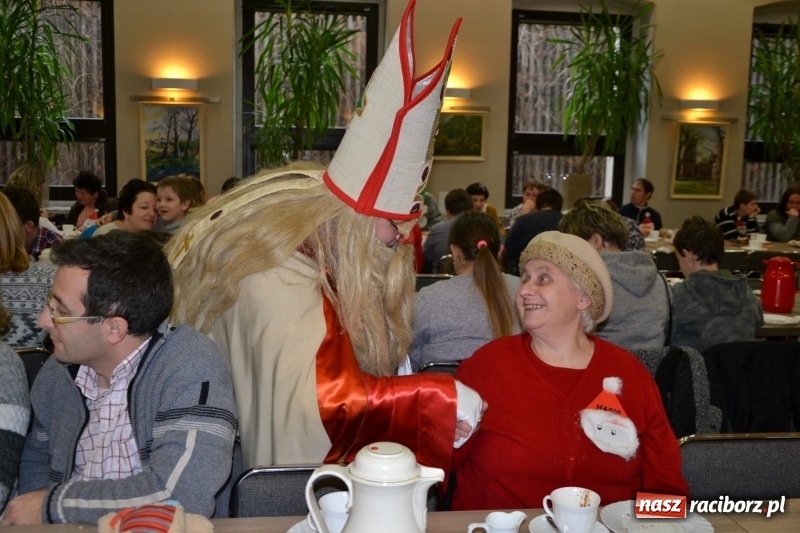 Zdjęcie w galerii na portalu naszraciborz.pl: Święty Mikołaj z workiem pełnym prezentów wiadomości z regionu