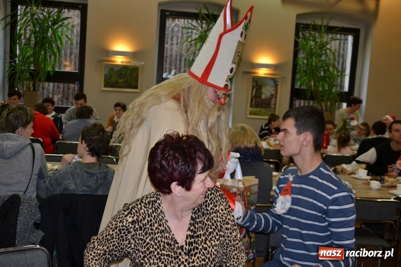 Zdjęcie w galerii na portalu naszraciborz.pl: Święty Mikołaj z workiem pełnym prezentów wiadomości z regionu