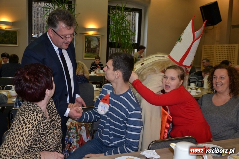 Zdjęcie w galerii na portalu naszraciborz.pl: Święty Mikołaj z workiem pełnym prezentów wiadomości z regionu