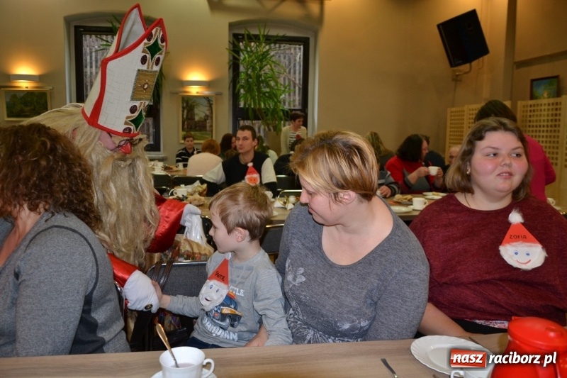 Zdjęcie w galerii na portalu naszraciborz.pl: Święty Mikołaj z workiem pełnym prezentów wiadomości z regionu