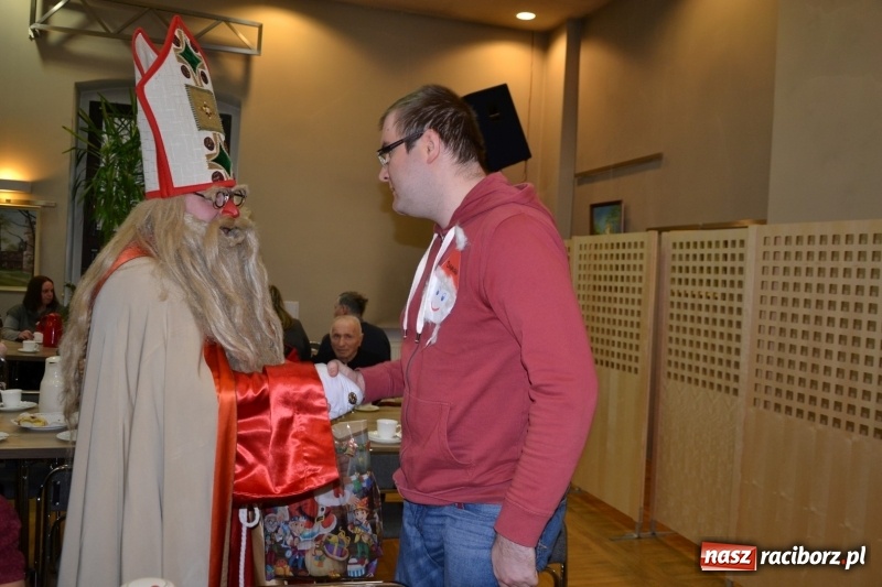 Zdjęcie w galerii na portalu naszraciborz.pl: Święty Mikołaj z workiem pełnym prezentów wiadomości z regionu