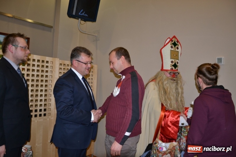 Zdjęcie w galerii na portalu naszraciborz.pl: Święty Mikołaj z workiem pełnym prezentów wiadomości z regionu