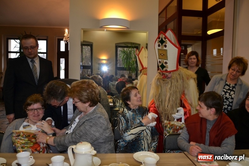 Zdjęcie w galerii na portalu naszraciborz.pl: Święty Mikołaj z workiem pełnym prezentów wiadomości z regionu