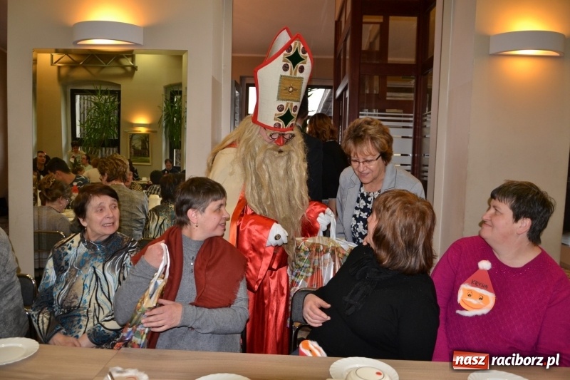Zdjęcie w galerii na portalu naszraciborz.pl: Święty Mikołaj z workiem pełnym prezentów wiadomości z regionu