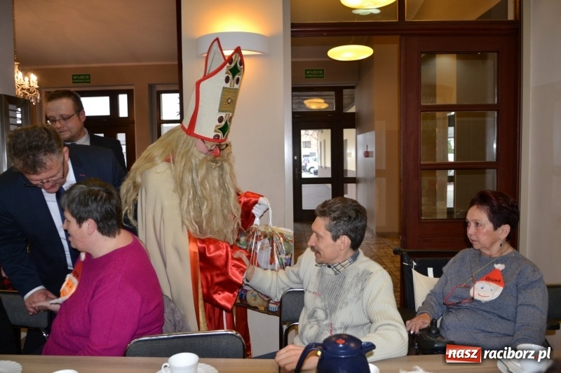 Zdjęcie w galerii na portalu naszraciborz.pl: Święty Mikołaj z workiem pełnym prezentów wiadomości z regionu