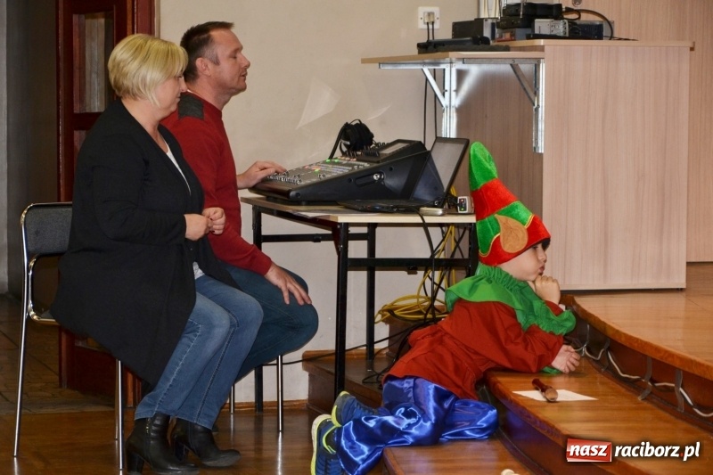 Zdjęcie w galerii na portalu naszraciborz.pl: Święty Mikołaj z workiem pełnym prezentów wiadomości z regionu