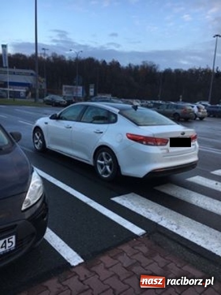 Zdjęcie w galerii na portalu naszraciborz.pl: Mistrz parkowania zastawił wyjazd z garaży  wiadomości z regionu