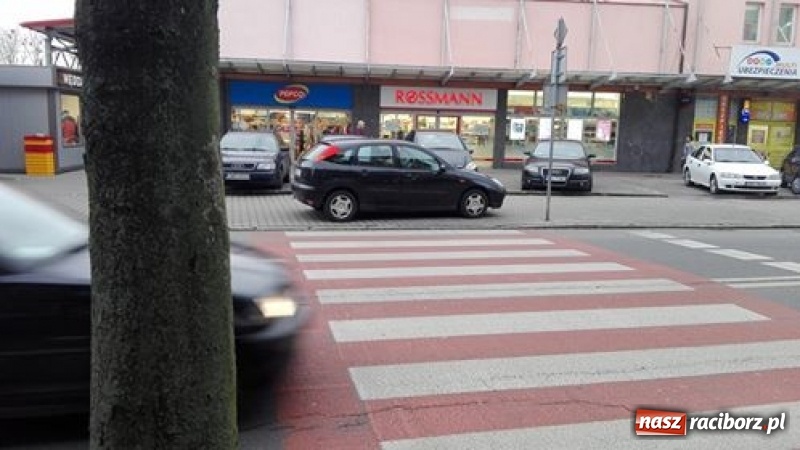 Zdjęcie w galerii na portalu naszraciborz.pl: Mistrz parkowania zastawił wyjazd z garaży  wiadomości z regionu