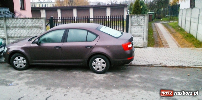 Zdjęcie w galerii na portalu naszraciborz.pl: Mistrz parkowania zastawił wyjazd z garaży  wiadomości z regionu