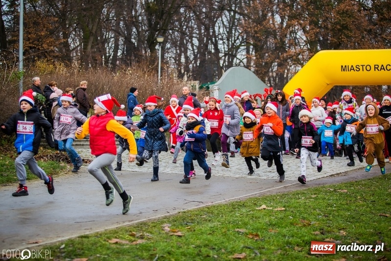 Zdjęcie w galerii na portalu naszraciborz.pl: Bieg Mikołajkowy w Parku im. Miasta Roth wiadomości z regionu