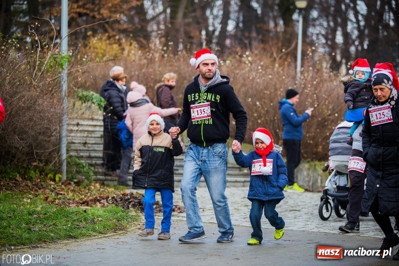 Zdjęcie w galerii na portalu naszraciborz.pl: Bieg Mikołajkowy w Parku im. Miasta Roth wiadomości z regionu