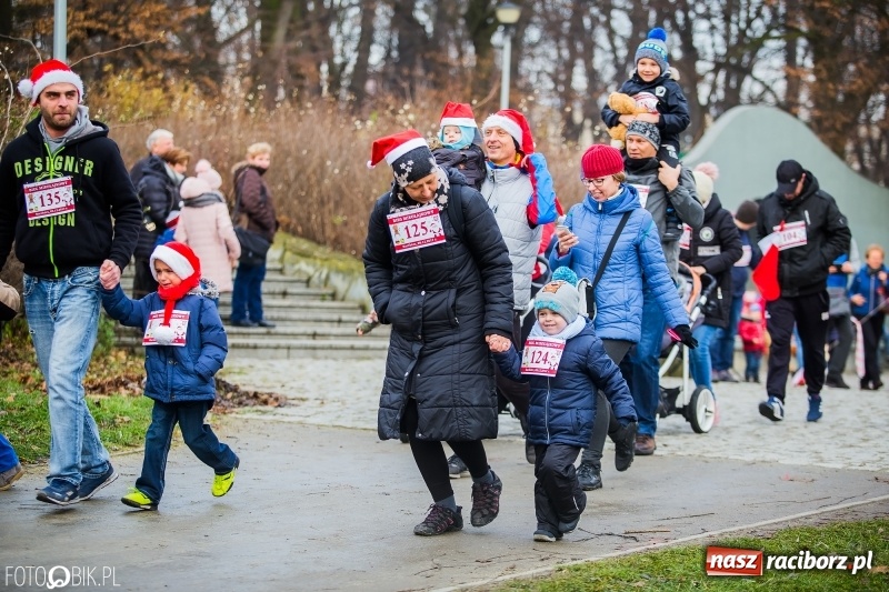 Zdjęcie w galerii na portalu naszraciborz.pl: Bieg Mikołajkowy w Parku im. Miasta Roth wiadomości z regionu