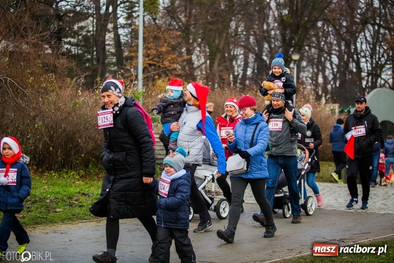 Zdjęcie w galerii na portalu naszraciborz.pl: Bieg Mikołajkowy w Parku im. Miasta Roth wiadomości z regionu