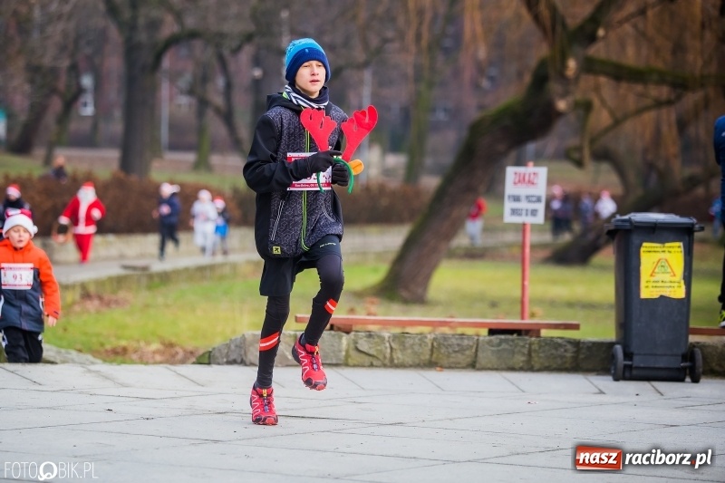 Zdjęcie w galerii na portalu naszraciborz.pl: Bieg Mikołajkowy w Parku im. Miasta Roth wiadomości z regionu