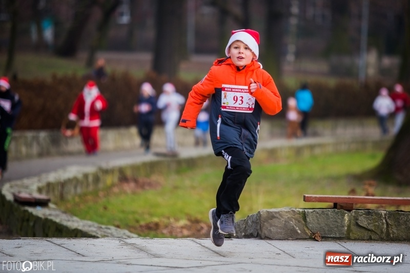 Zdjęcie w galerii na portalu naszraciborz.pl: Bieg Mikołajkowy w Parku im. Miasta Roth wiadomości z regionu