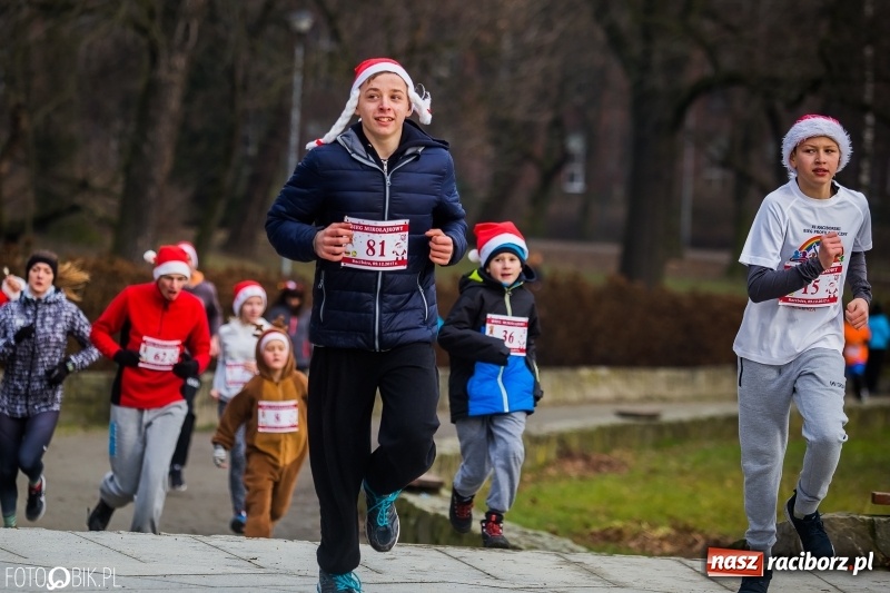 Zdjęcie w galerii na portalu naszraciborz.pl: Bieg Mikołajkowy w Parku im. Miasta Roth wiadomości z regionu