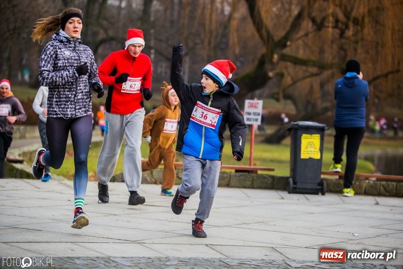 Zdjęcie w galerii na portalu naszraciborz.pl: Bieg Mikołajkowy w Parku im. Miasta Roth wiadomości z regionu