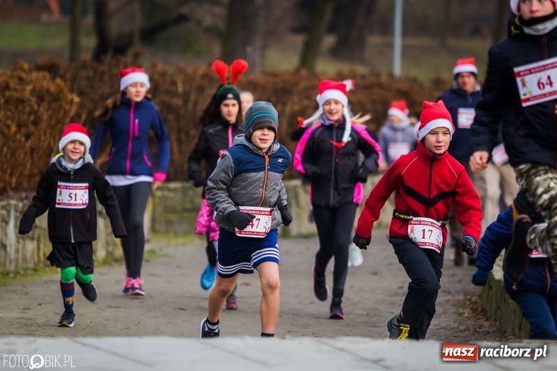 Zdjęcie w galerii na portalu naszraciborz.pl: Bieg Mikołajkowy w Parku im. Miasta Roth wiadomości z regionu