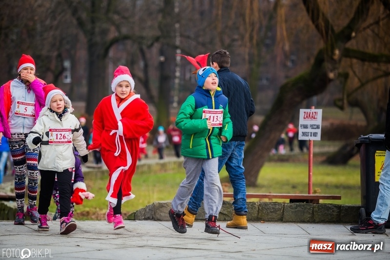 Zdjęcie w galerii na portalu naszraciborz.pl: Bieg Mikołajkowy w Parku im. Miasta Roth wiadomości z regionu