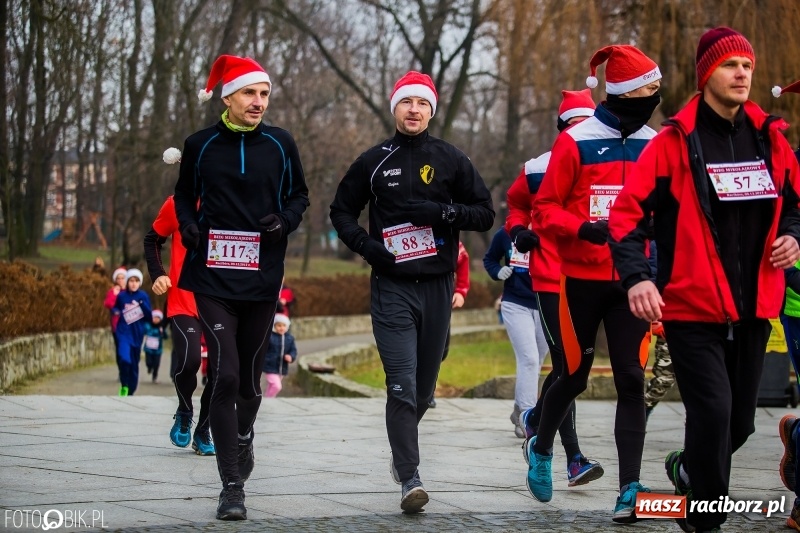Zdjęcie w galerii na portalu naszraciborz.pl: Bieg Mikołajkowy w Parku im. Miasta Roth wiadomości z regionu