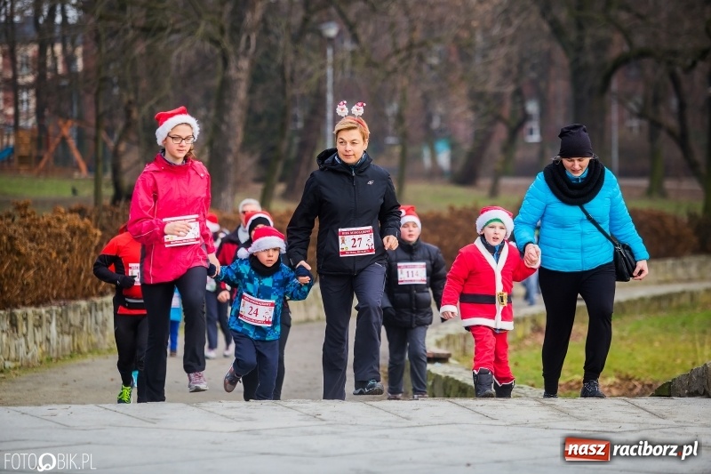 Zdjęcie w galerii na portalu naszraciborz.pl: Bieg Mikołajkowy w Parku im. Miasta Roth wiadomości z regionu
