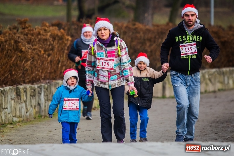 Zdjęcie w galerii na portalu naszraciborz.pl: Bieg Mikołajkowy w Parku im. Miasta Roth wiadomości z regionu