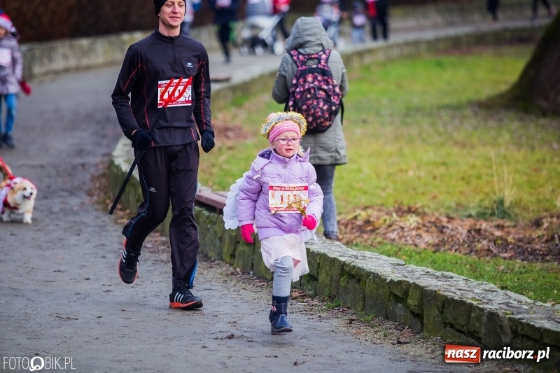 Zdjęcie w galerii na portalu naszraciborz.pl: Bieg Mikołajkowy w Parku im. Miasta Roth wiadomości z regionu