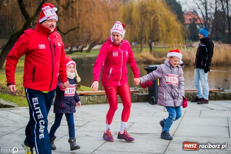 Zdjęcie w galerii na portalu naszraciborz.pl: Bieg Mikołajkowy w Parku im. Miasta Roth wiadomości z regionu
