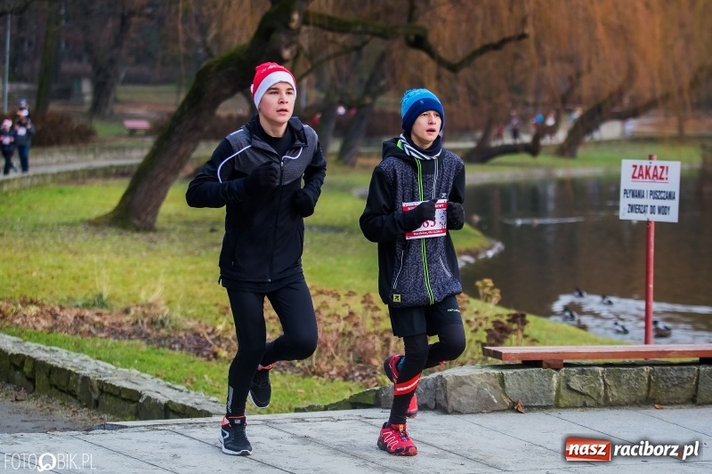 Zdjęcie w galerii na portalu naszraciborz.pl: Bieg Mikołajkowy w Parku im. Miasta Roth wiadomości z regionu