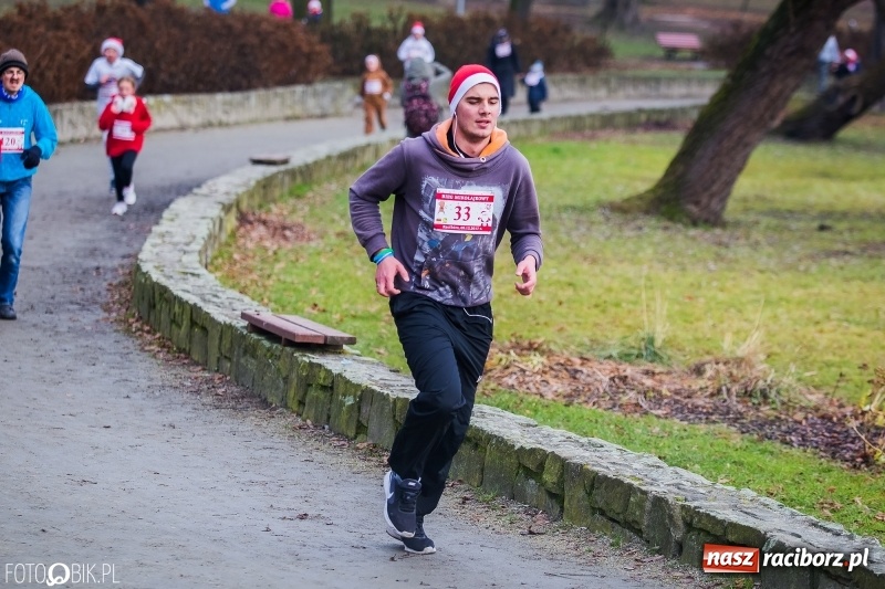 Zdjęcie w galerii na portalu naszraciborz.pl: Bieg Mikołajkowy w Parku im. Miasta Roth wiadomości z regionu