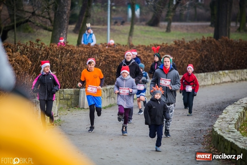Zdjęcie w galerii na portalu naszraciborz.pl: Bieg Mikołajkowy w Parku im. Miasta Roth wiadomości z regionu