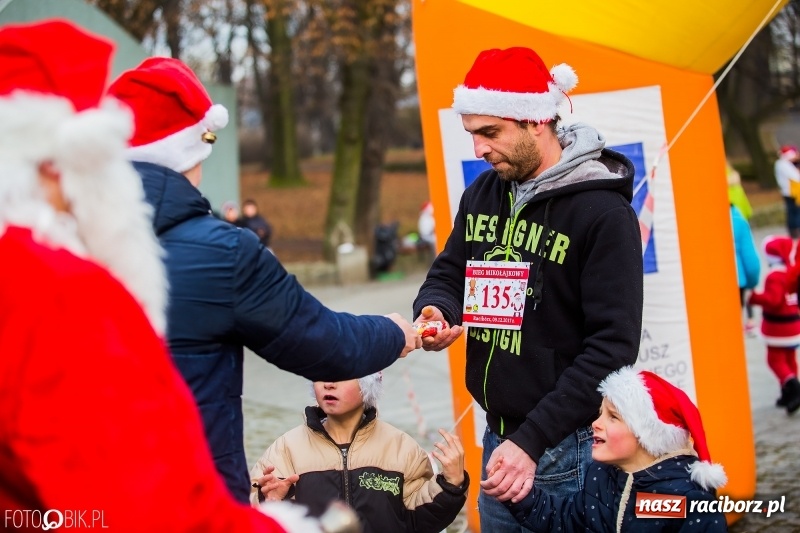Zdjęcie w galerii na portalu naszraciborz.pl: Bieg Mikołajkowy w Parku im. Miasta Roth wiadomości z regionu