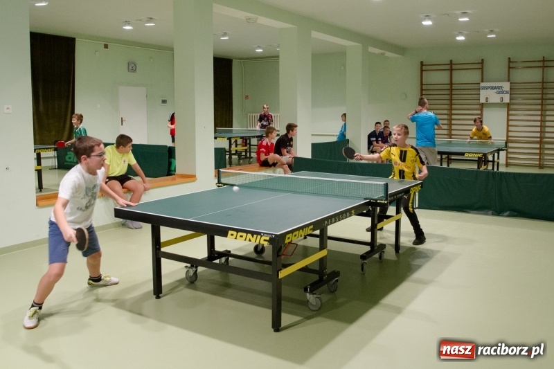 Zdjęcie w galerii na portalu naszraciborz.pl: Mikołajkowy turniej tenisa stołowego w Bojanowie wiadomości z regionu